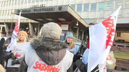 Związkowcy wrócili do marszałka. Znowu pikietowali