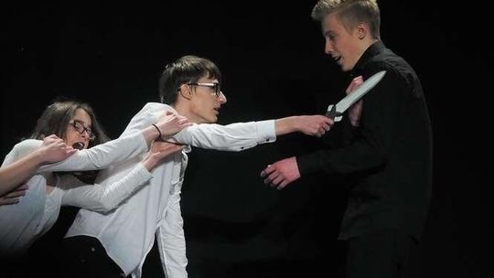 "Zwierciadła" na scenie II LO im. Jana Zamoyskiego