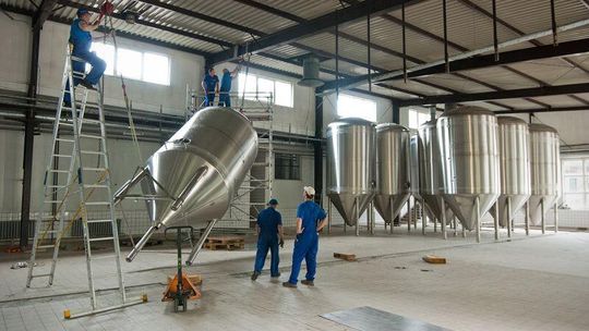 Zwierzyniec: Instalują maszyny w browarze (zdjęcia, wideo)