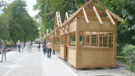 Zwierzyniec. Nowe sklepy, ale drewniane