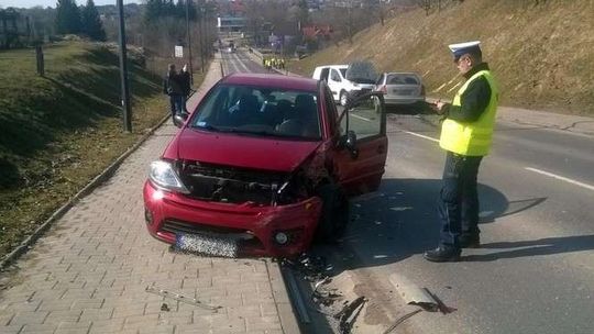 Zwolnił, bo sprzątali drogę, wjechał w niego mercedes. Wypadek na ul. Wojciechowskiej