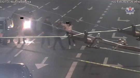 Zwrócił kierowcy uwagę, że ma „kapcia”. Został zaatakowany