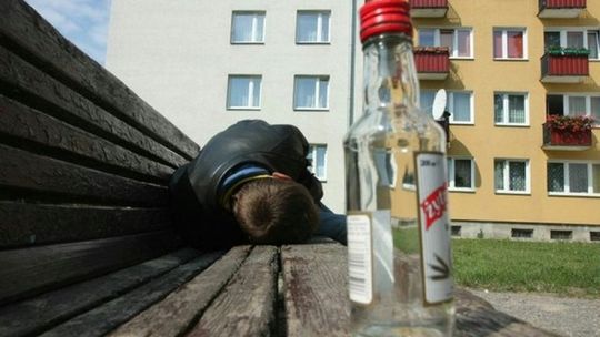 Życie z alkoholikiem. \"Sprzeda obrączki, żeby wypić\" (list czytelnika)