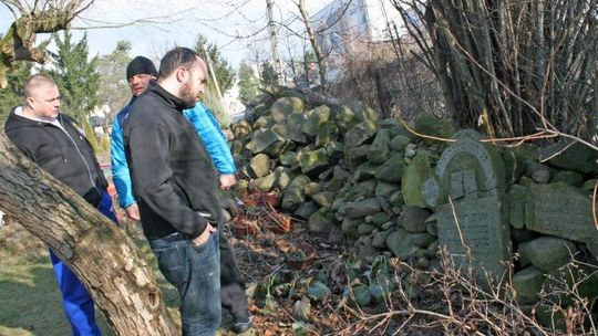 Żydowskie nagrobki w ogródku w Puławach