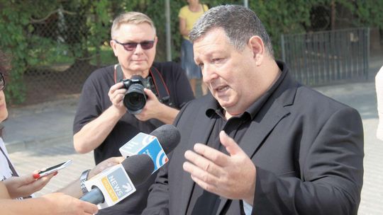 Żydzi na otwarciu nowej szkoły w Kazimierzu: To nie boisko, to cmentarz [wideo]