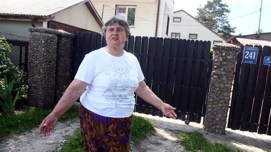Żyją między miastem a wsią i mają problem. Przesunąć tablicę? "Nie można"