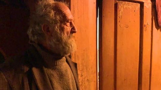 Żyje w warunkach urągających ludzkiej godności. "Albo zamarznie, albo to się zawali"