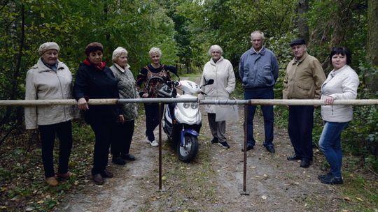 "Żyjemy tu jak na linii frontu". Mieszkańcy nie chcą strzelnicy we wsi, postawili szlaban