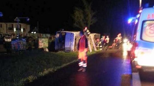 Żyrzyn: Autobus wpadł do rowu. Jedna osoba w szpitalu
