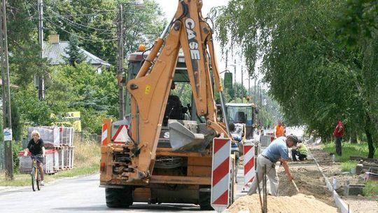 Żyrzyn. Chodnikiem wzdłuż parku