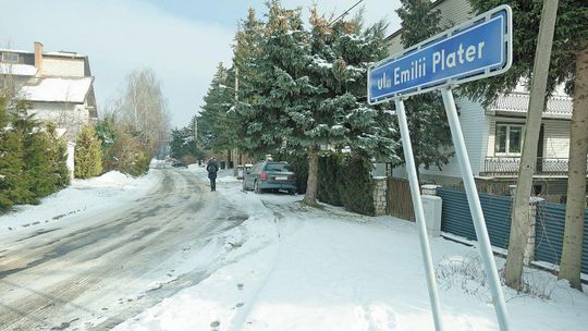 Żywy lód na ulicy w Lublinie. Odśnieżania nie ma, bo drogi nie ma na liście