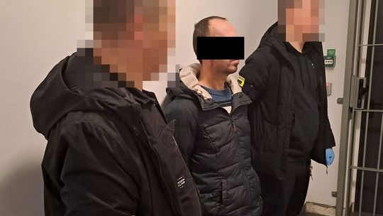 Zza kierownicy za kratki. Bo jechał pijany i na zakazie