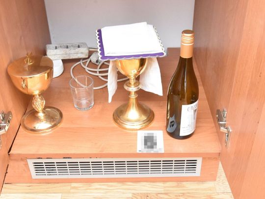 Włamał się do plebanii, wypił wino mszalne i groził księdzu