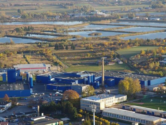 Spółdzielnia Mleczarska Ryki świętuje 100-lecie istnienia. Na przestrzeni stu lat rozwinęła się z małej rzemieślniczej produkcji masła i nabiału do nowoczesnego zakładu, obecnego w Polsce i za granicą. Jubileusz obejmuje nowe logo, odświeżone opakowania i premierowe produkty.