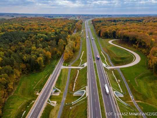 Budowa drogi ekspresowej S17 między węzłem Piaski Wschód a granicą z Ukrainą w Hrebennem została podzielona na dziewięć odcinków o łącznej długości 115 km. Na sześciu z nich podpisano już umowy z wykonawcami, a zaawansowanie prac jest zróżnicowane — zależy m.in. od terminów podpisania kontraktów ora