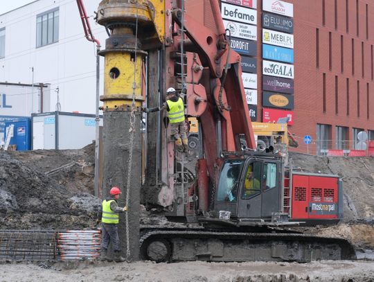 132 pali pod nowy obiekt mostowy. Prace w Al. Unii Lubelskiej nabierają tempa