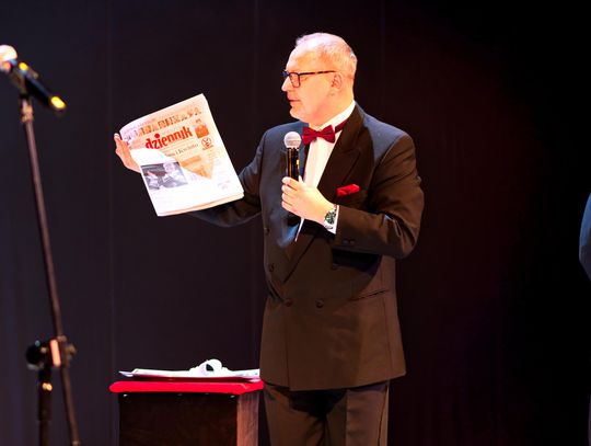 Zamknięcie kapsuły czasu podczas jubileuszu 140-lecia Teatru im. Juliusza Osterwy w Lublinie. W pojemniku znalazły się m.in. bilet na jubileuszowy spektakl, list dyrektora oraz piątkowe wydanie „Dziennika Wschodniego”