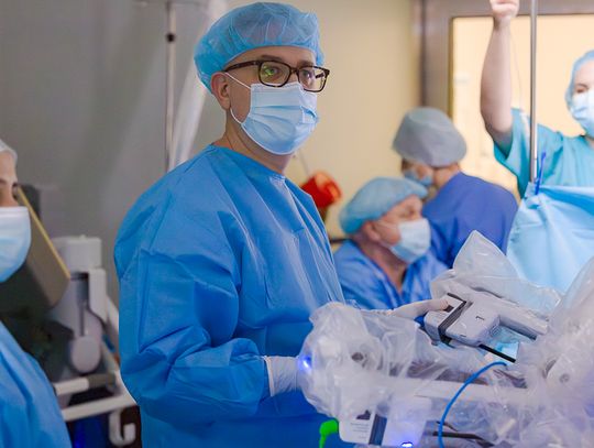 Zabieg operacyjny w szpitalu – lekarze podczas operacji na sali zabiegowej