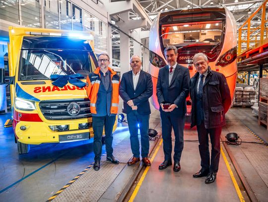 150 lat odpowiedzialności. NEWAG przekazuje nową karetkę