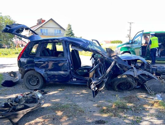 16-latek bez uprawnień doprowadził do groźnego wypadku. Młodzież trafiła do szpitala
