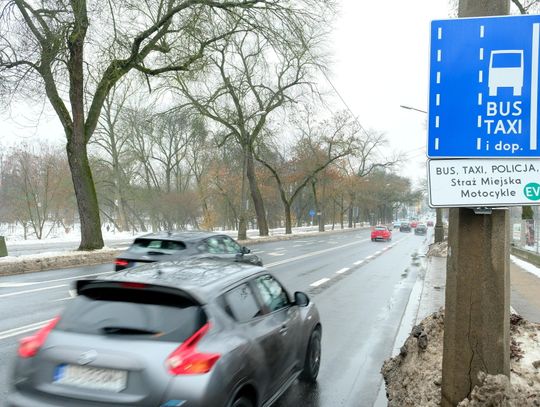 Zdjęcie ilustruje zmiany w przepisach ruchu drogowego, w tym możliwość uzyskania prawa jazdy kat. B przez 17-latków i surowsze kary za przekroczenie prędkości.