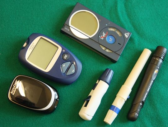 20 mln zł na przełomowe badania nad cukrzycą typu 1 w Lublinie. W terapii nowy lek i „inteligentna” pompa insulinowa Glukometry i nakłuwacze do pomiaru poziomu cukru we krwi