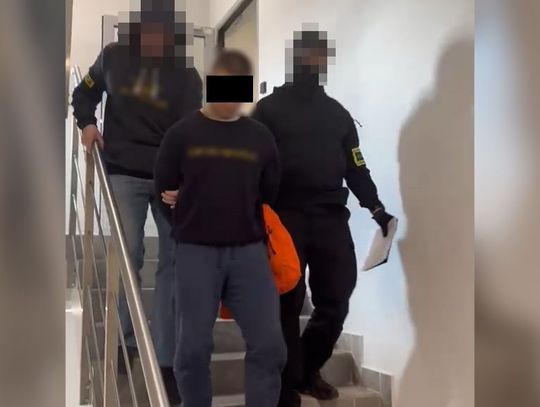 Lublin, 23-latek zatrzymany przez policjantów z VI Komisariatu Policji w Lublinie w związku z podejrzeniem udziału w obrocie znacznymi ilościami narkotyków. Podczas przeszukania zabezpieczono duże ilości środków odurzających oraz gotówkę. Sąd zastosował wobec mężczyzny tymczasowy areszt.