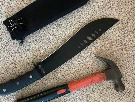 24-latek podejrzewany o uszkodzenie samochodów w rejonie ulic Willowej i Altanowej w Lublinie został zatrzymany przez policjantów. Przy mężczyźnie funkcjonariusze znaleźli maczetę i młotek.