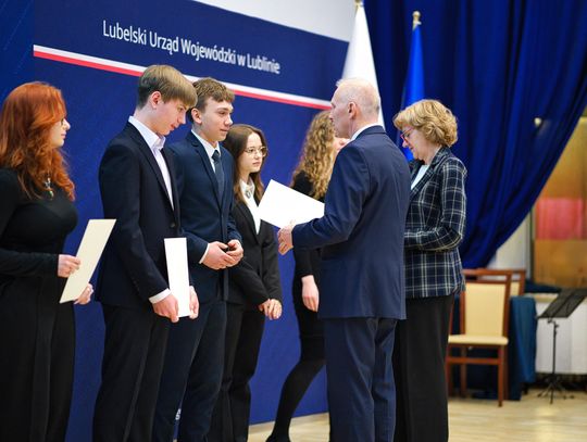 W Sali Błękitnej Urzędu Wojewódzkiego uczniowie z regionu odebrali stypendia Prezesa Rady Ministrów oraz stypendia Ministra Edukacji. To jedne z najbardziej prestiżowych wyróżnień przyznawanych uczniom w Polsce