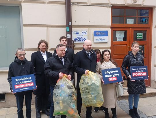 Konfederacja zostawia śmieci pod biurami KO i PiS. „Zrobili z Polaków śmieciarzy!”