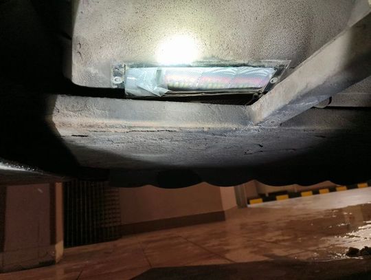 300 paczek papierosów w podłodze. Kontrabanda kosztowała kierowcę cały autokar