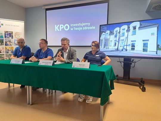 Dyrekcja i lekarze SPZOZ w Łęcznej podczas konferencji prasowej poświęconej inwestycjom z Krajowego Planu Odbudowy.