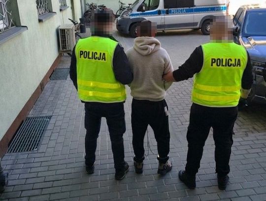 36-letni kierowca zatrzymany przez policjantów po ucieczce skradzionym Oplem w Białej Podlaskiej. Mężczyzna nie posiadał uprawnień do kierowania pojazdami i był podejrzany o jazdę pod wpływem narkotyków.