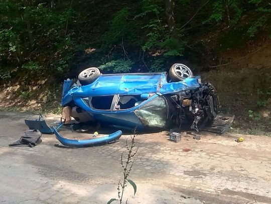 44-latek w ciężkim stanie po dachowaniu audi. Auto wypadło z drogi i uderzyło w skarpę