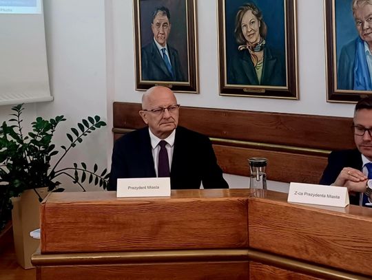 Wotum zaufania dla Żuka. Klakierzy, hejterzy, straż miejska i sukces prezydenta