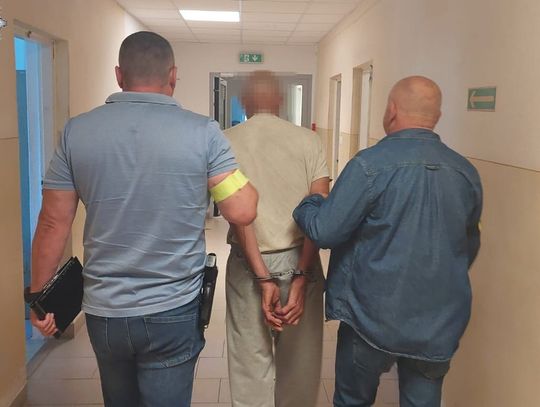 75-latek zaatakował policjantów maczetą, nożem i siekierą. Najbliższe trzy miesiące spędzi w areszcie