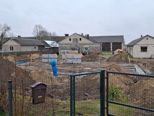 Odbudowują zniszczony dom w Wyrykach. „Rośnie jak grzyby po deszczu” Odbudowują zniszczony dom w Wyrykach. „Rośnie jak grzyby po deszczu”