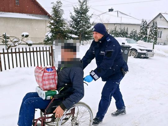 Dwóch policjantów pomogło mężczyźnie, który utknął w śniegu na wózku inwalidzkim