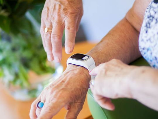 1700 nowych opasek bezpieczeństwa dla seniorów w Lublinie. Rusza nabór do programu teleopieki