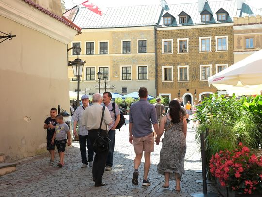 turyści spacerujący po Starym Mieście w Lublinie