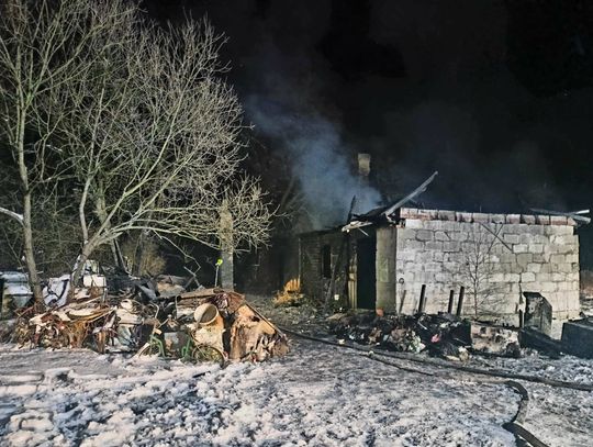 8 zastępów strażaków walczyło z ogniem. W zgliszczach znaleziono ciało mężczyzny