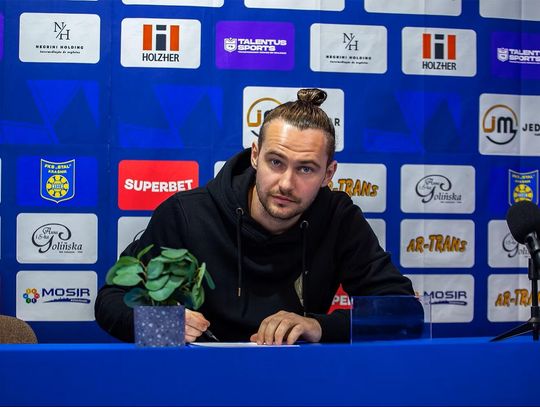 Adrian Szynka strzela Stali zamiast dla Stali, wysoka porażka Świdniczanki