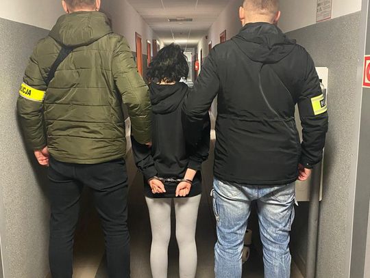 Agresywny atak na ulicy. 20-latka raniła kobietę nożem Agresywny atak na ulicy. 20-latka raniła kobietę nożem