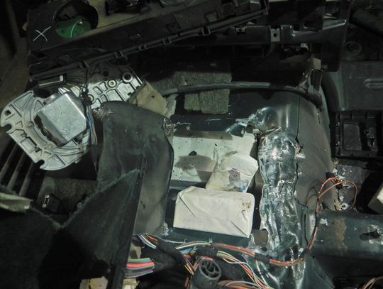 Funkcjonariusze Służby Celno-Skarbowej z Terespola udaremnili przemyt ponad 1,1 tys. paczek papierosów i zatrzymali napastliwego kierowcę z Białorusi.