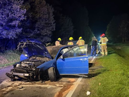 Audi wielokrotnie dachowało podczas wyprzedzania. Kierowcę zabrał śmigłowiec LPR