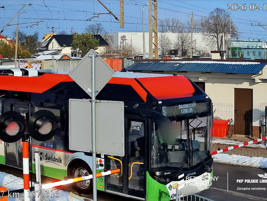 Autobus MPK między zamkniętymi rogatkami. Kierowca poniesie konsekwencje Autobus MPK między zamkniętymi rogatkami. Kierowca poniesie konsekwencje