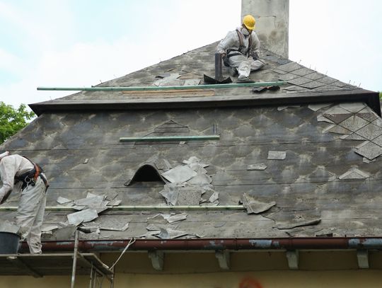 Azbest w Poniatowej. Ostatni dzwonek na złożenie raportu Azbest w Poniatowej. Ostatni dzwonek na złożenie raportu