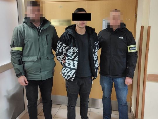 Zatrzymanie mężczyzny przez policję – podejrzany w asyście funkcjonariuszy