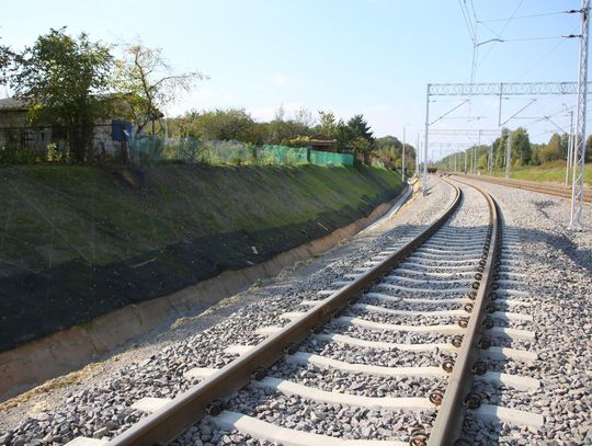 Betonowe bloczki na torach. Dwa pociągi towarowe najechały na przeszkody w Jedlance
