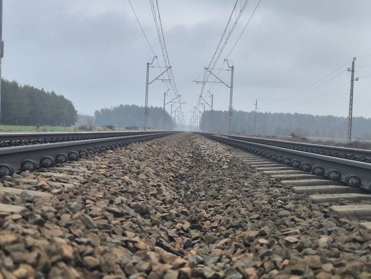 Betonowe bloki na tory w Jedlance zepchnął... 12-latek. Najechały na nie dwa pociągi